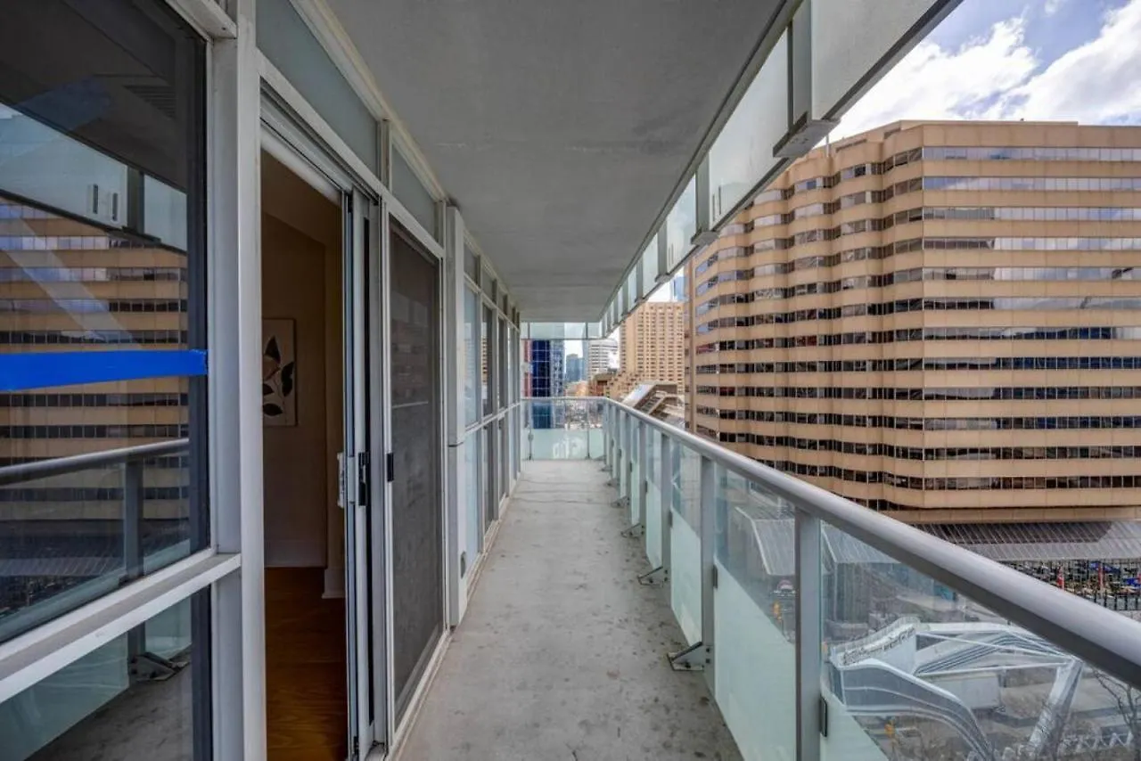 2Br Fantastic View Of Cn Tower And Roger Centre Villa Toronto